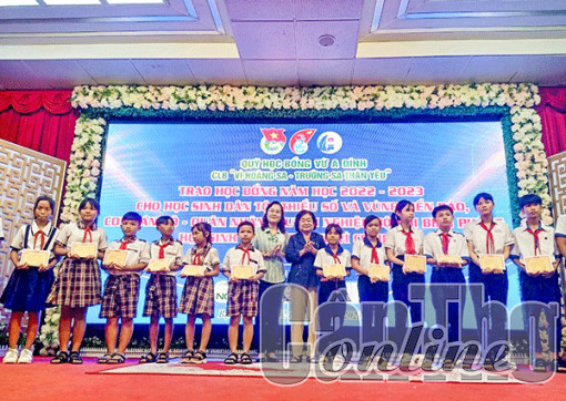 Trao 96 suất học bổng Vừ A Dính và “Vì Hoàng Sa, Trường Sa thân yêu”