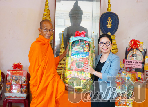 Lãnh đạo huyện Thới Lai thăm và chúc mừng Tết Chôl Chnăm Thmây