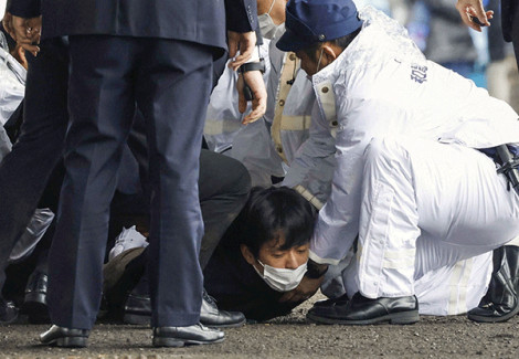 Nhật Bản bắt giữ kẻ ném bom khói nhằm vào Thủ tướng Kishida