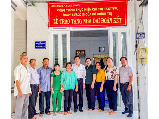 Phường Long Tuyền trao tặng nhà Đại đoàn kết