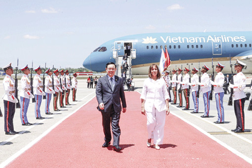 Chủ tịch Quốc hội Vương Ðình Huệ bắt đầu thăm chính thức Cuba