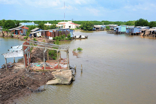 Cà Mau: Cắm biển cảnh báo tại 96 điểm sạt lở đất