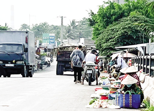 Mua bán lấn chiếm lòng, lề đường, gây mất an toàn giao thông