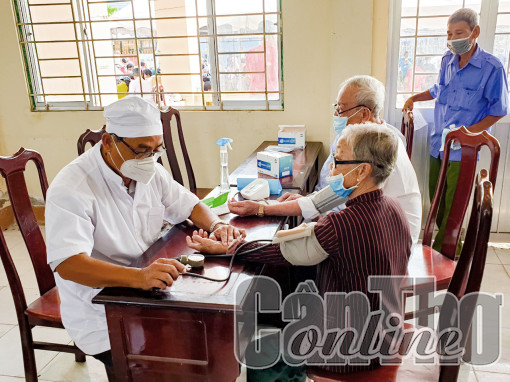 Khám bệnh, cấp thuốc miễn phí