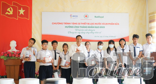 Trao quà, thiết bị lọc nước tặng học sinh khuyết tật