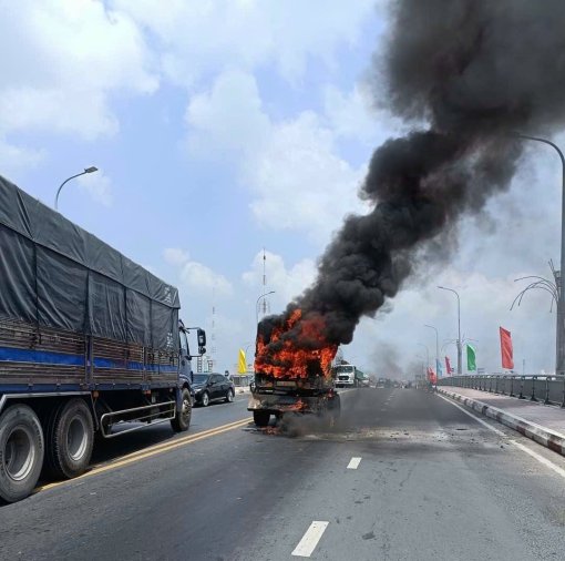 Cháy xe cuốc trên cầu Hưng Lợi