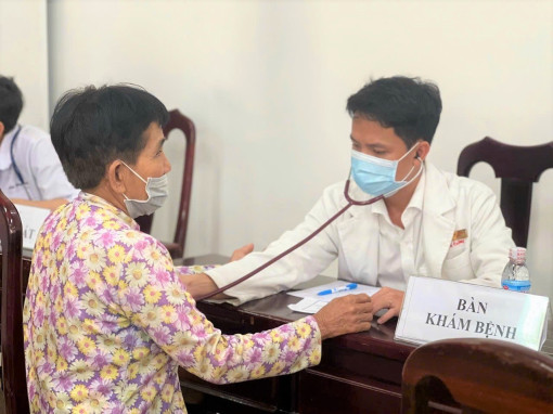 Khám bệnh, tặng quà 300 người dân ở huyện Phong Ðiền