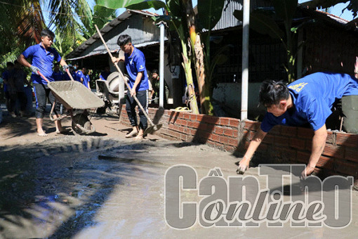 Tuổi trẻ Trường Ðại học Tây Ðô xung kích, tình nguyện vì xã hội an toàn giao thông