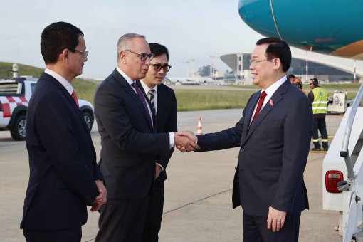 Chủ tịch Quốc hội Vương Đình Huệ bắt đầu thăm chính thức Cộng hòa Đông Uruguay