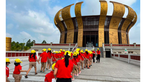 “Con được cô dẫn tham quan Đền thờ Vua Hùng”