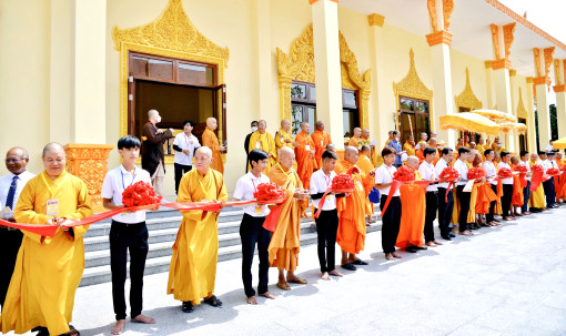 វិទ្យា​ស្ថាន​ពុទ្ធ​សាសនា​ខ្មែរ​ សម្ពោធ​ឧបដ្ឋាន​សាលា​និង​រាប់​បាត្រ​ព្រះ​សង្ឃ​ ៣.០០០ អង្គ​