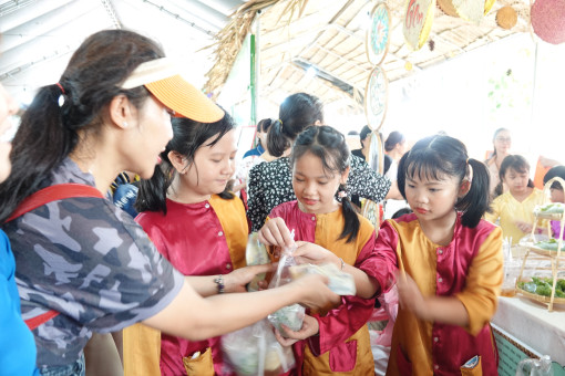 Lưu giữ ký ức tuổi thơ với bánh dân gian