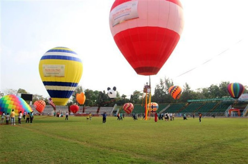 Hot-air balloon festival opens in Can Tho