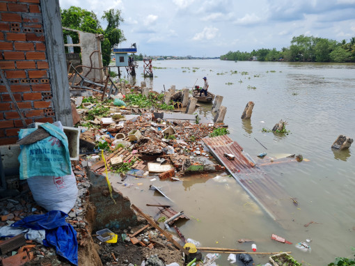 Sạt lở làm ảnh hưởng 7 căn nhà tại huyện Phong Điền