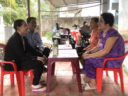 Giúp nhau vượt khó