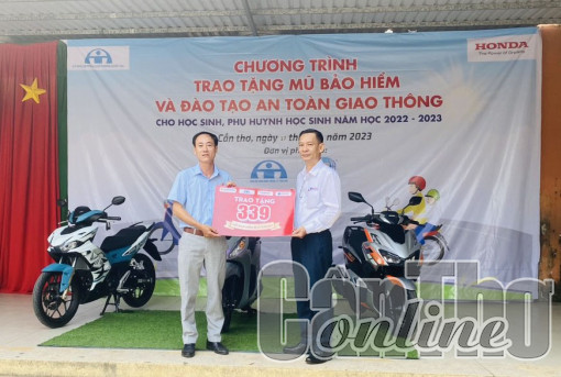 Honda Hồng Đức hướng dẫn kỹ năng lái xe an toàn và trao mũ bảo hiểm cho học sinh, sinh viên