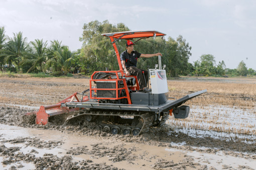 Nông dân Út Chí chế máy kéo lúa xuất khẩu