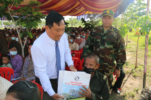 Đoàn bác sĩ TP Cần Thơ khám bệnh, tặng quà đến thương binh, bệnh binh, người dân tỉnh Siem Riep, Vương quốc Campuchia