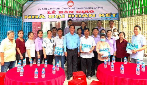 Bàn giao nhà Đại đoàn kết cho 4 hộ bị ảnh hưởng hỏa hoạn