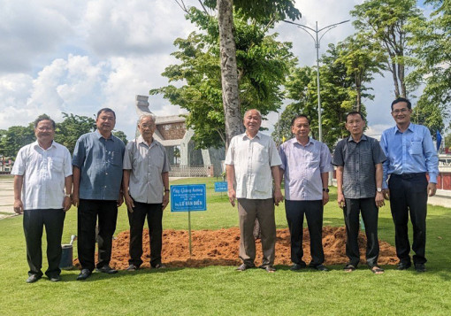 Các đồng chí nguyên lãnh đạo thành phố dâng hương tại Ðền thờ Vua Hùng