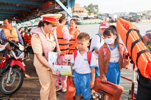 Tuyên truyền an toàn giao thông đường thủy cho học sinh