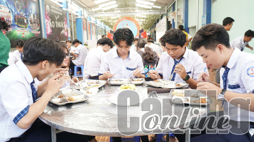 Trường THPT Thới Lai tổ chức nấu cơm trưa miễn phí cho học sinh ôn thi tốt nghiệp THPT có hoàn cảnh khó khăn