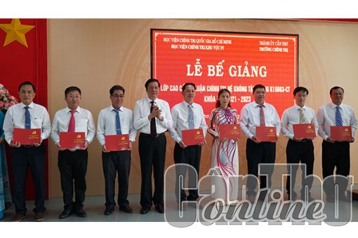 59 cán bộ hoàn thành chương trình đào tạo cao cấp lý luận chính trị