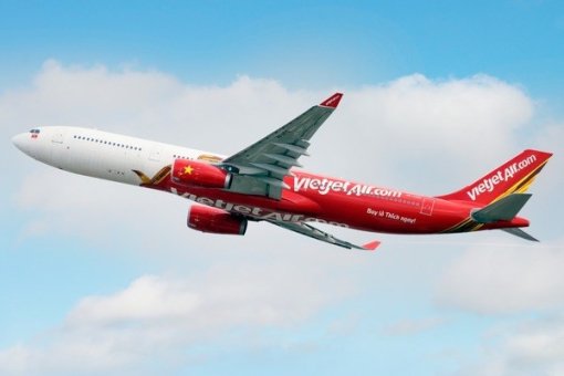 Vietjet presents one-year free airfares to Vietnamese women's football team