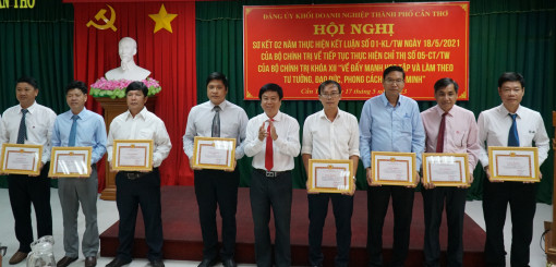 Biểu dương, khen thưởng tập thể, cá nhân tiêu biểu trong học tập và làm theo tư tưởng, đạo đức, phong cách Hồ Chí Minh