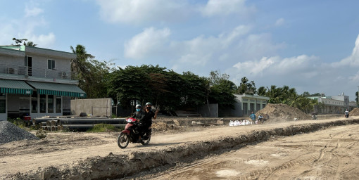 Dân bức xúc vì dự án thi công ì ạch