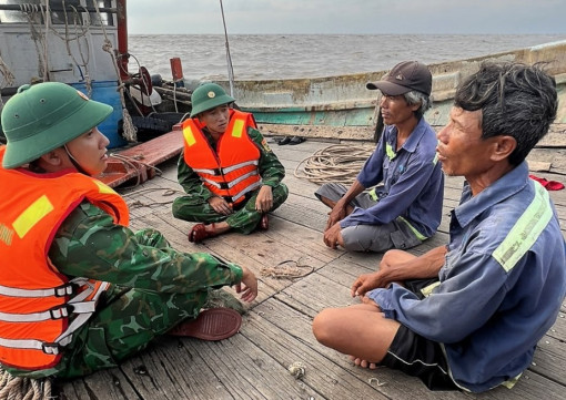 Cà Mau: Kịp thời cứu 2 thuyền viên gặp nạn trên biển