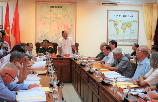 Ðồng đội và gia đình góp ý bản thảo quyển sách về Anh hùng LLVTND Ðặng Trọng Lư