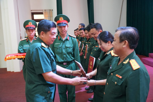 Bộ Chỉ huy Quân sự TP Cần Thơ tổ chức lễ trao quân hàm sĩ quan
