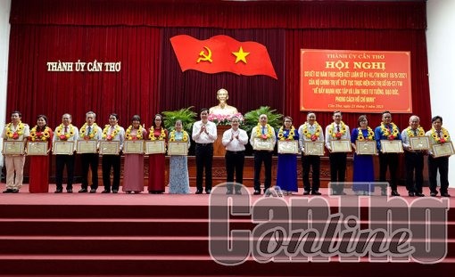 Tuyên dương các điển hình tiêu biểu trong học tập và làm theo tư tưởng, đạo đức, phong cách Hồ Chí Minh