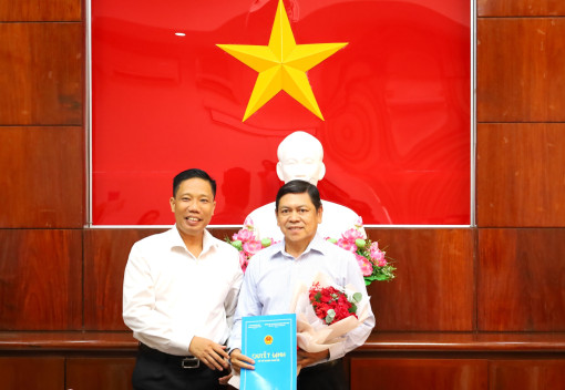 Trao quyết định nghỉ hưu đến ông Nguyễn Văn Đức, Phó Hiệu trưởng Trường Cao đẳng Nghề Cần Thơ