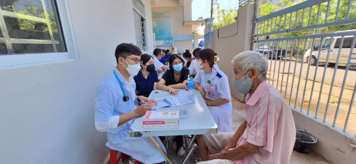 Khám bệnh, cấp thuốc miễn phí, tặng quà cho người già, hộ nghèo khó khăn