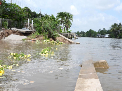 Sạt lở làm sụp 2 nhà dân và cắt đứt đường giao thông