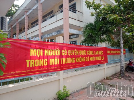 Cán bộ y tế dành thời gian tư vấn cho bệnh nhân cai thuốc lá