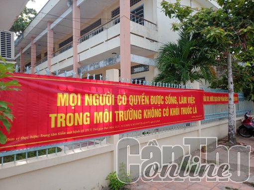 Cán bộ y tế dành thời gian tư vấn cho bệnh nhân cai thuốc lá