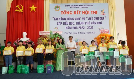 Trao giải Hội thi “Tài năng tiếng Anh” và “Viết chữ đẹp” cấp tiểu học