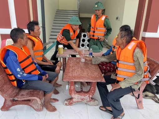 Kiên Giang: Kịp thời ứng cứu đưa 4 nạn nhân chìm xà lan trên biển vào bờ an toàn