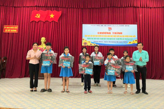 Huyện đoàn Phong Ðiền tặng 30 phần quà cho học sinh vượt khó