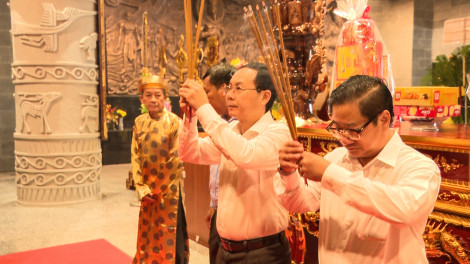 Lãnh đạo TP Cần Thơ dâng hương tại Đền thờ Vua Hùng