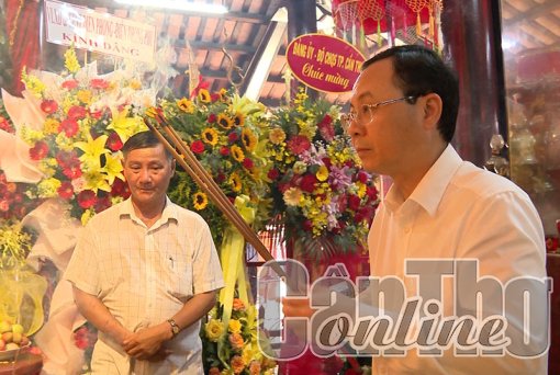 Bí thư Thành ủy Cần Thơ thắp hương tại Đình Bình Thủy