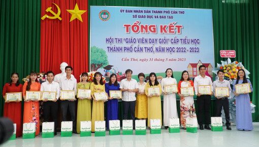 Trao giải Hội thi “Giáo viên dạy giỏi” cấp tiểu học TP Cần Thơ
