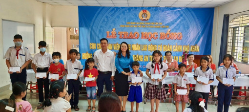 Tặng học bổng con đoàn viên, công nhân lao động có hoàn cảnh khó khăn