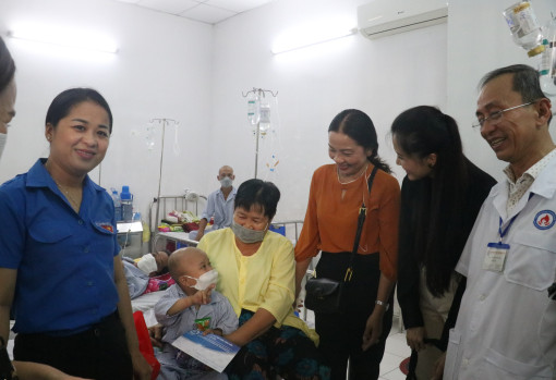 Thăm và tặng quà trẻ em có hoàn cảnh đặc biệt