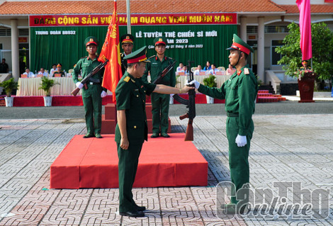 90 chiến sĩ mới tuyên thệ