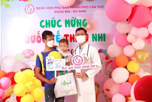 Tặng quà cho bệnh nhi Ngày Quốc tế thiếu nhi