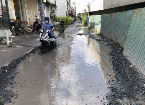 Sớm khắc phục hư hỏng hai bên đường dẫn cầu Trần Hoàng Na